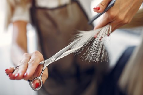  Mulher descobre doença grave ao cortar cabelo em salão 