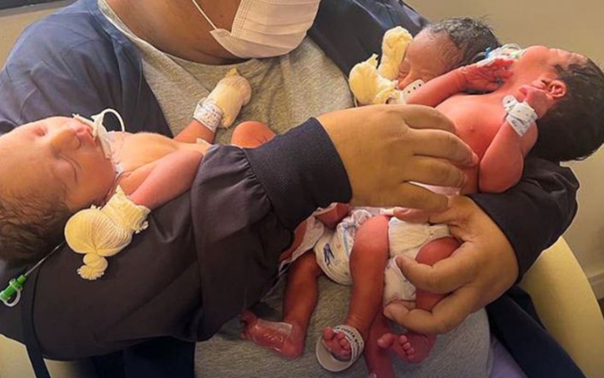  Mulher dá à luz a trigêmeos 10 meses após ter gêmeos 