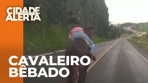 Vídeo: Homem bêbado montado em cavalo é escoltado pela PRF - ISTOÉ DINHEIRO