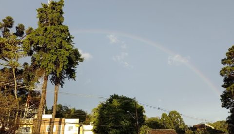  Depois de muita chuva, curitibanos foram surpreendidos por sol e arco-íris no fim da tarde. (Foto: Murilo Conciani) 