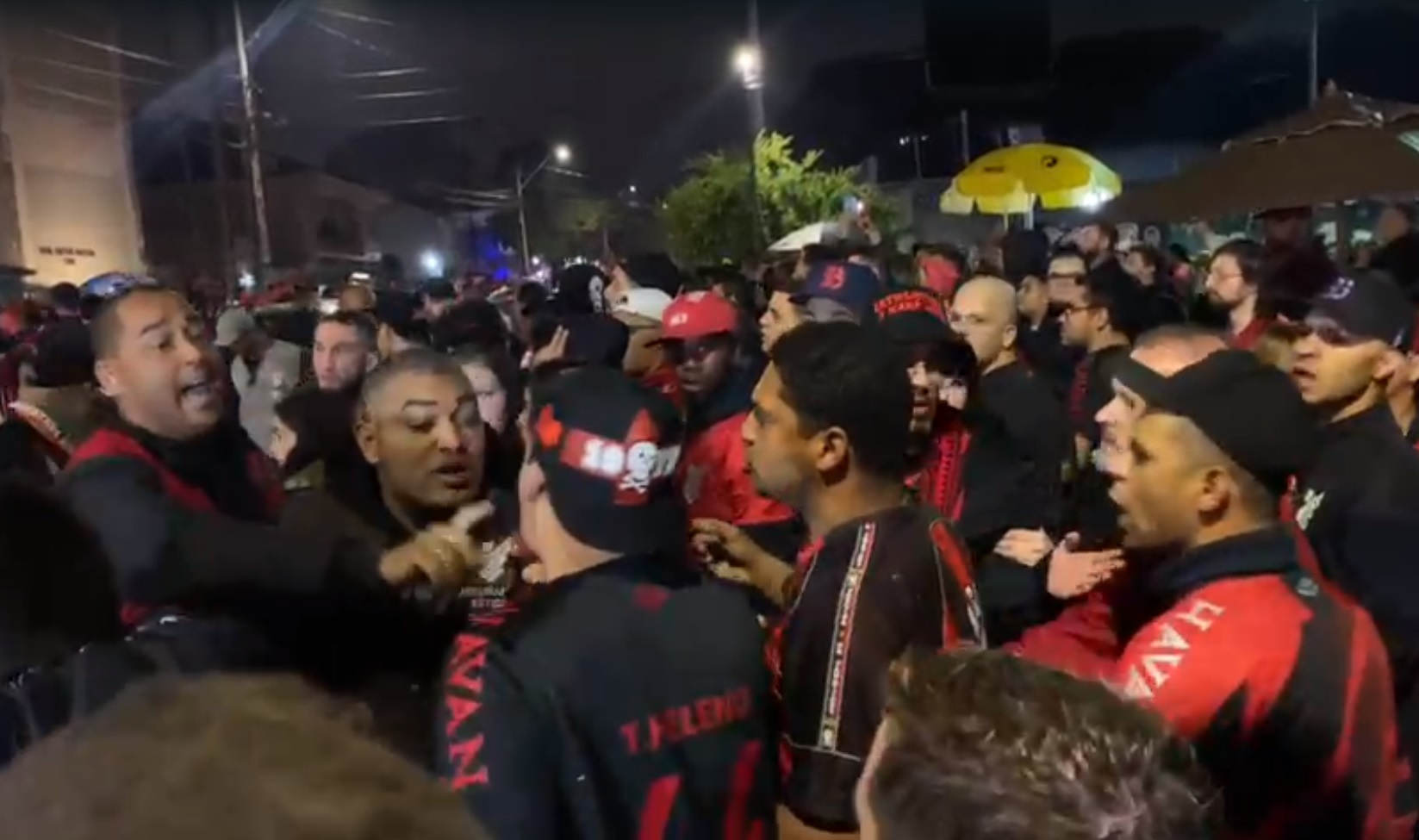  Torcedores de Athletico e Flamengo iniciam princípio de briga na porta da Arenada Baixada, em Curitiba. (Imagem: Jhonny Pedroso / RIC Mais) 