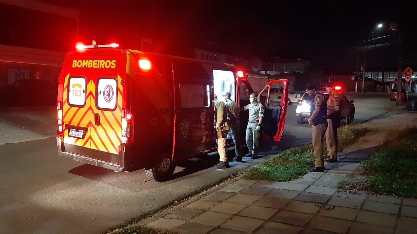  Um homem identificado como Jeferson foi esfaqueado no Cajuru, em Curitiba. (Foto: Diogo Cordeiro / RICtv) 