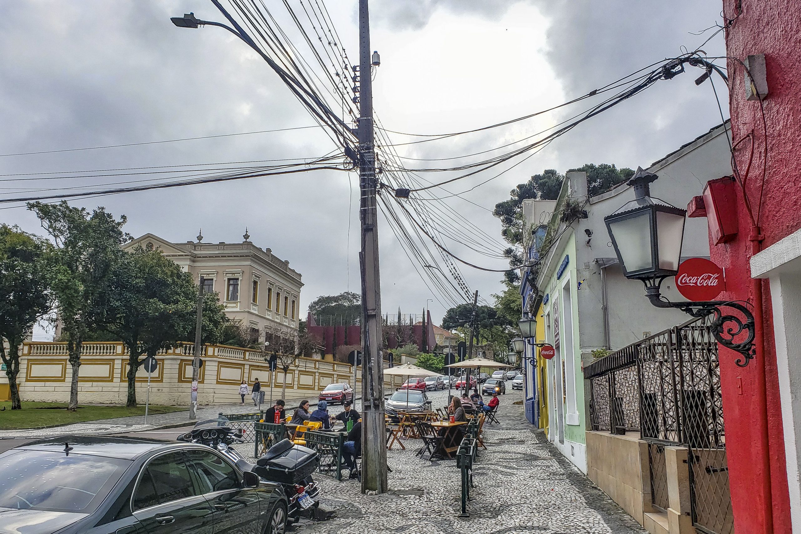  Ocorrerão alterações no trânsito do bairro São Francisco em decorrência da operação de organização de fios soltos em postes realizada pela Companhia Paranaense de Energia (Copel). Foto: Pedro Ribas/SMCS 