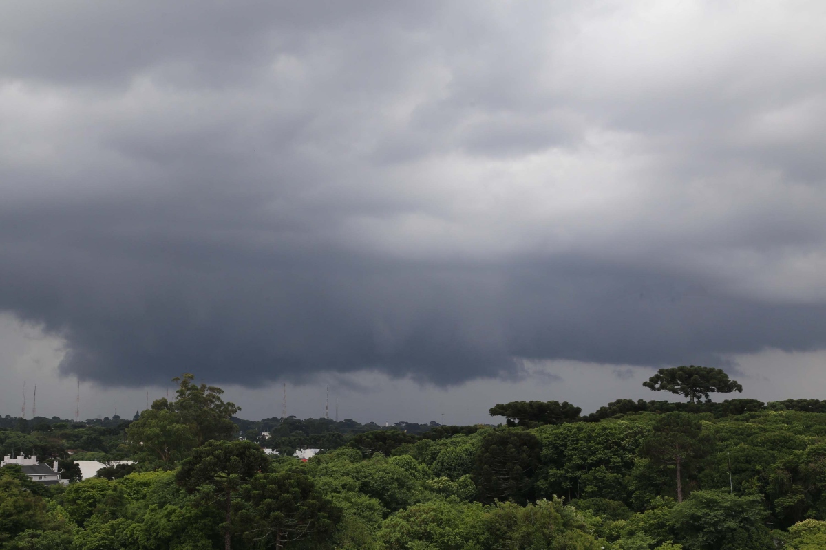  Em pouco tempo, tempestade causa estragos em Curitiba 