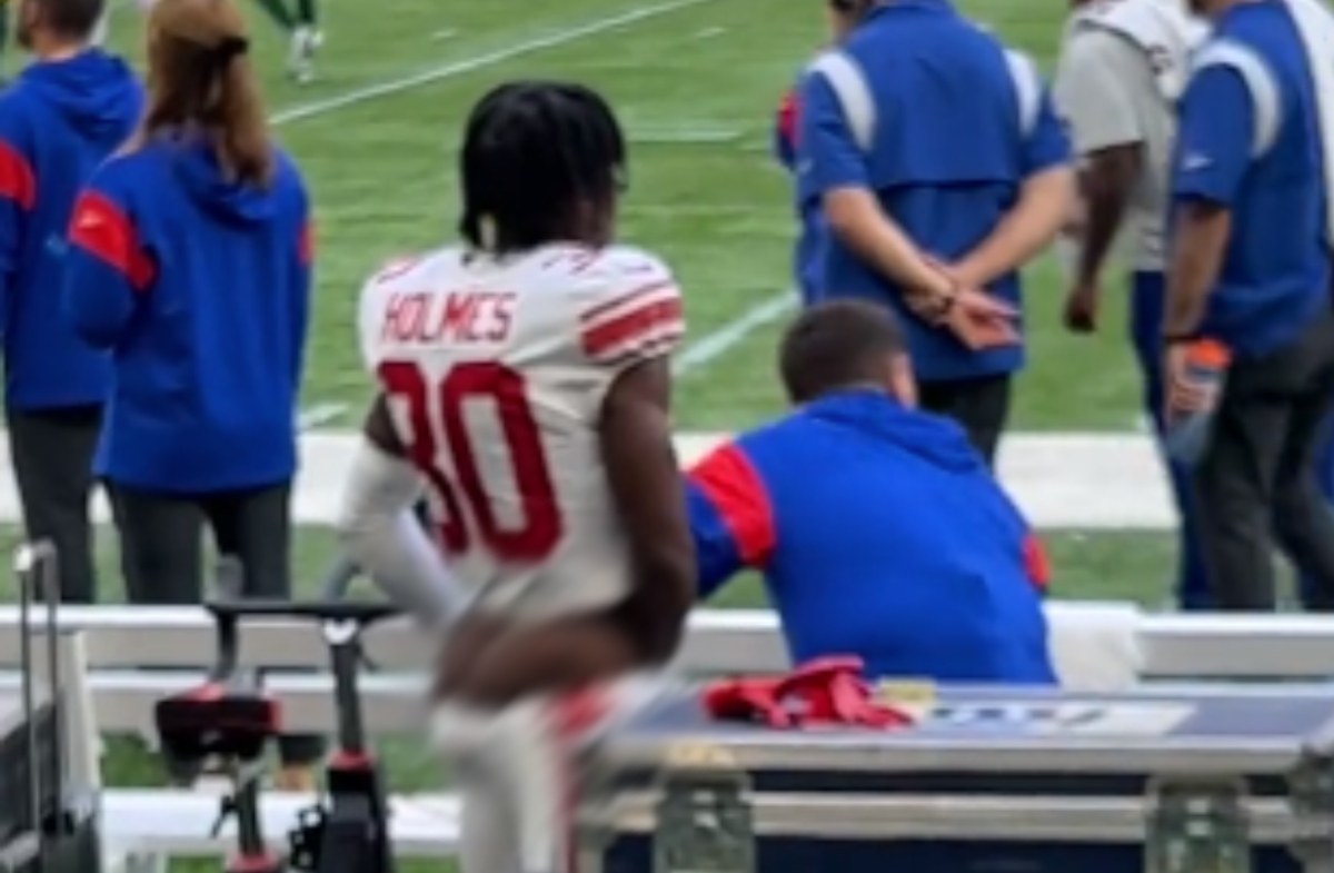 Massagem íntima durante o jogo? Vídeo de jogador da NFL viraliza nas redes