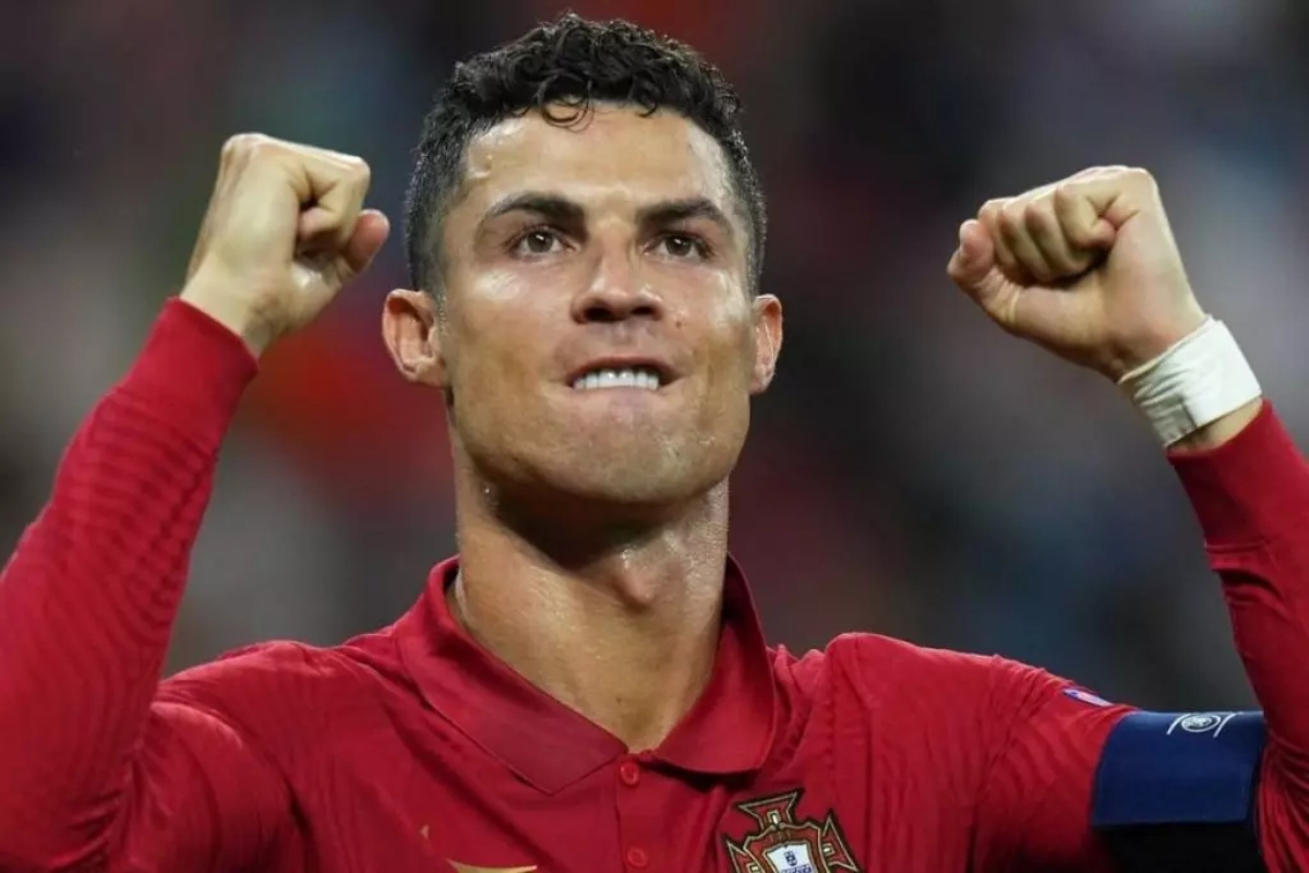 Cristiano Ronaldo assina com Al-Nassr até 2025, afirma jornal - RIC Mais