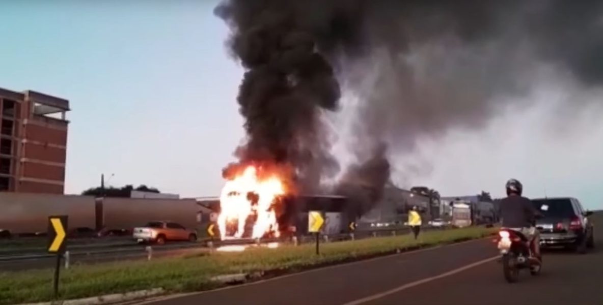 incendio-onibus-turismo-parana