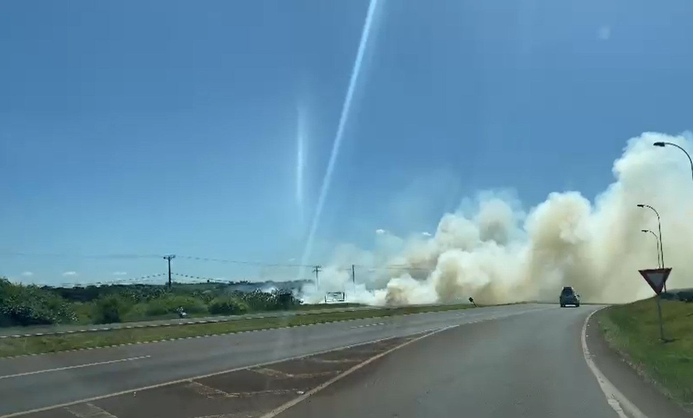  Incêndio toma conta de rodovia, em Cascavel 