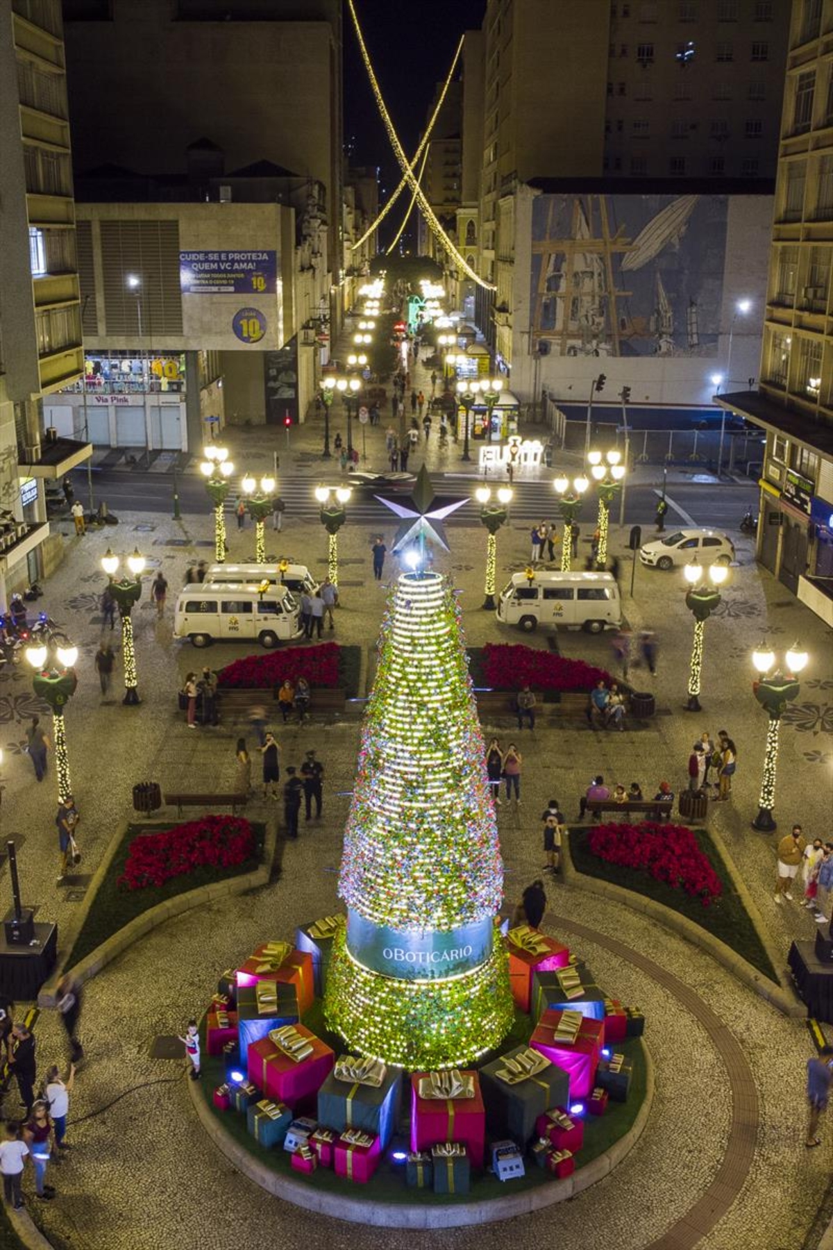  Atrações de Natal enfeitam a cidade de Curitiba 