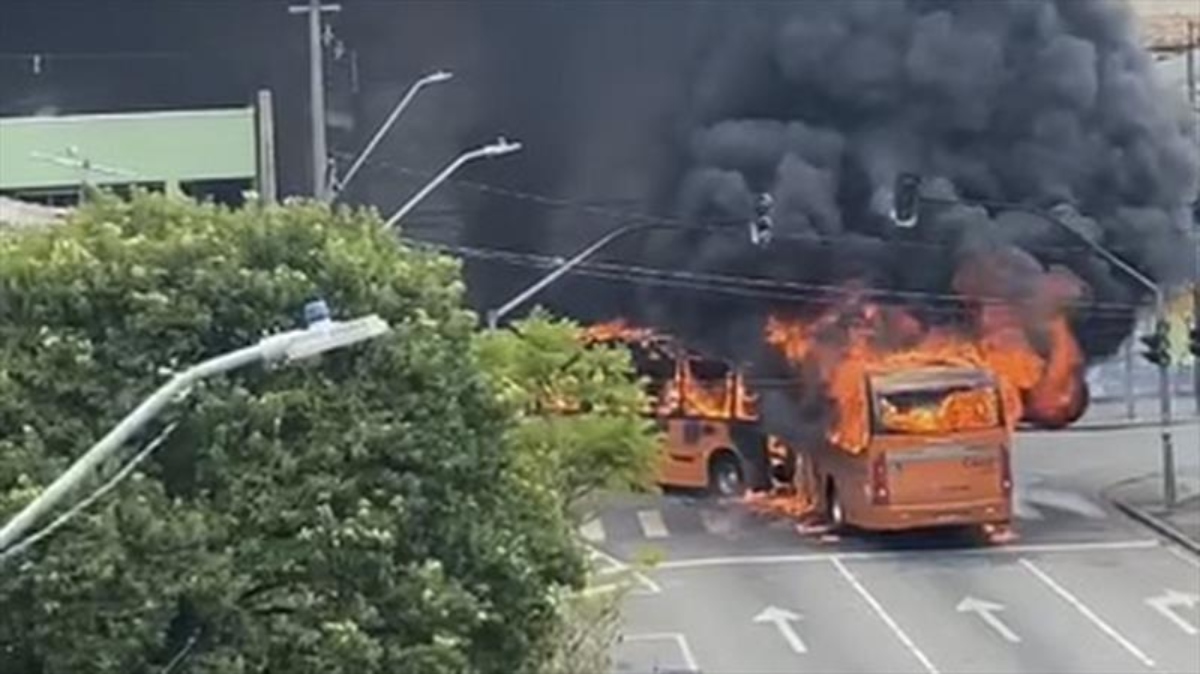  Urbs muda trajeto de ônibus após moradores incendiarem veículo da linha 