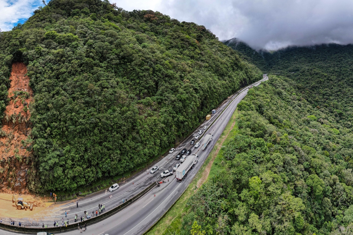  Trecho em obras na BR-277 após delizamentos 