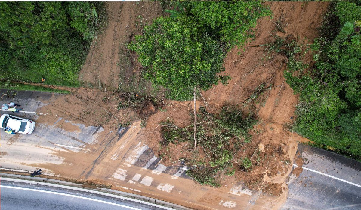 Cratera se abre na BR-277, em Curitiba, e interdita parte da pista