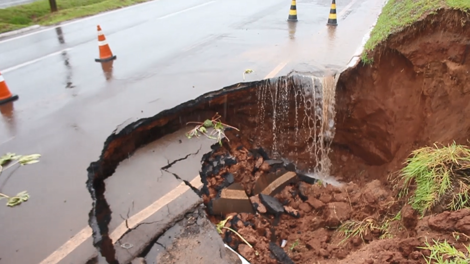 Cratera se abre em trecho da BR-277, no Orleans, em Curitiba