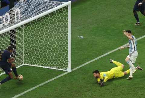  Jornal L'Équipe diz que gol da Argentina na final da Copa do Mundo foi ilegal; entenda 
