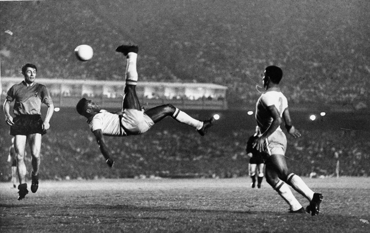  Tricampeão Pelé é o atleta mais jovem a vencer uma Copa do Mundo 