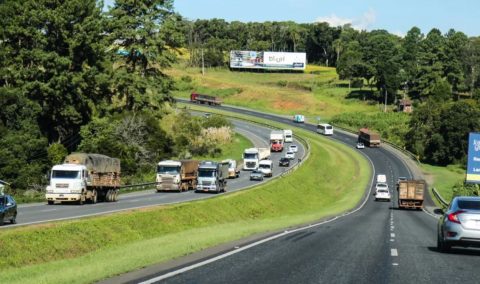 BR-277 e BR-376 têm movimento nesta sexta-feira