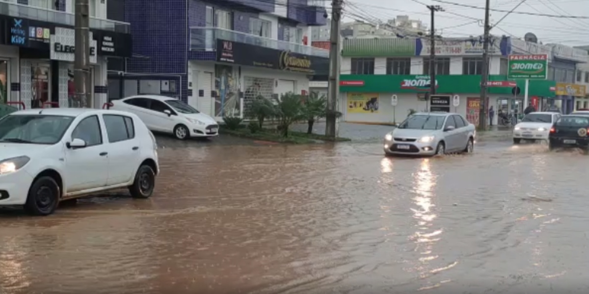 Chuva Causa Estragos E Deixa Mais De 100 Mil Casas Sem Energia Em Curitiba E Região Veja 