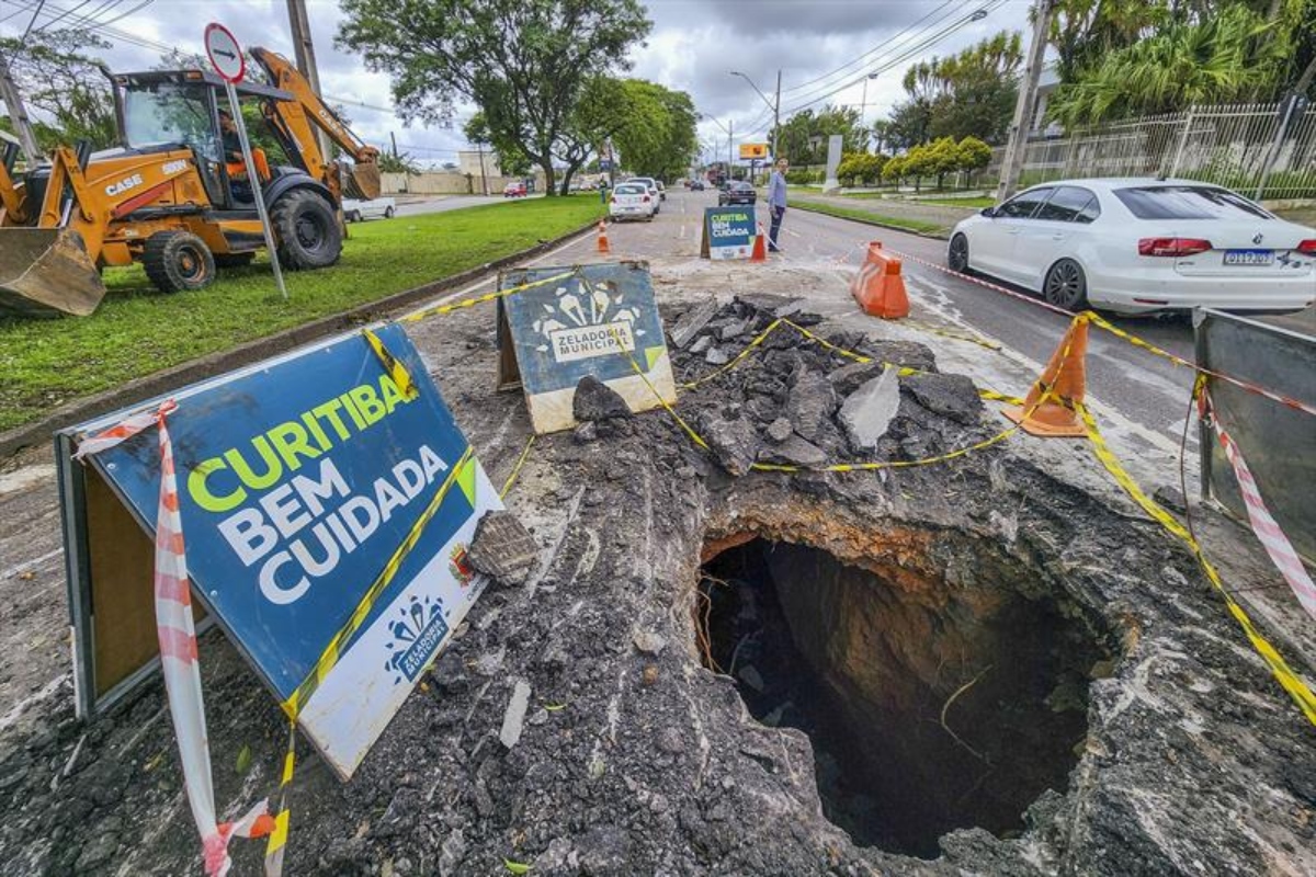  Chuva abre buraco na avenida Victor Ferreira do Amaral e interdita pista 