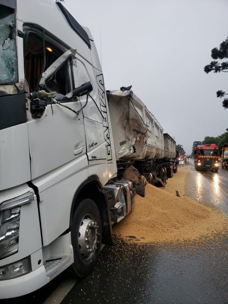 Acidente entre máquina agrícola e carro deixa três pessoas feridas, em  Tupãssi 