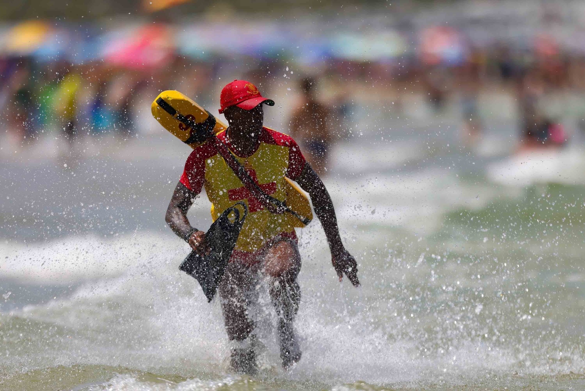  Bombeiros registram oito mortes e mais de 700 salvamentos no mar do Litoral do Paraná 