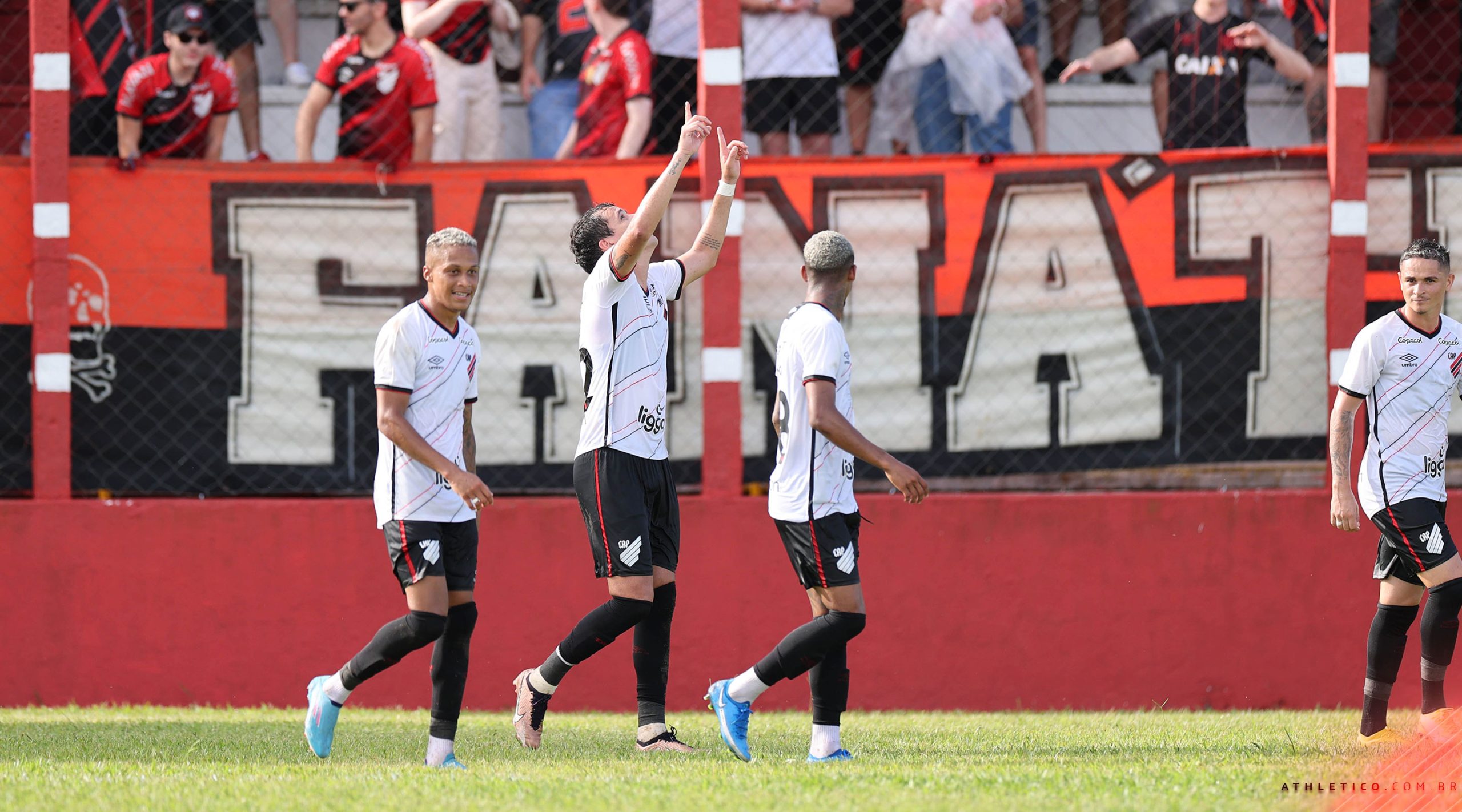  Pablo comemora gol contra o Rio Branco 