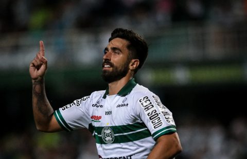Rodrigo Pinho comemora gol pelo Coritiba