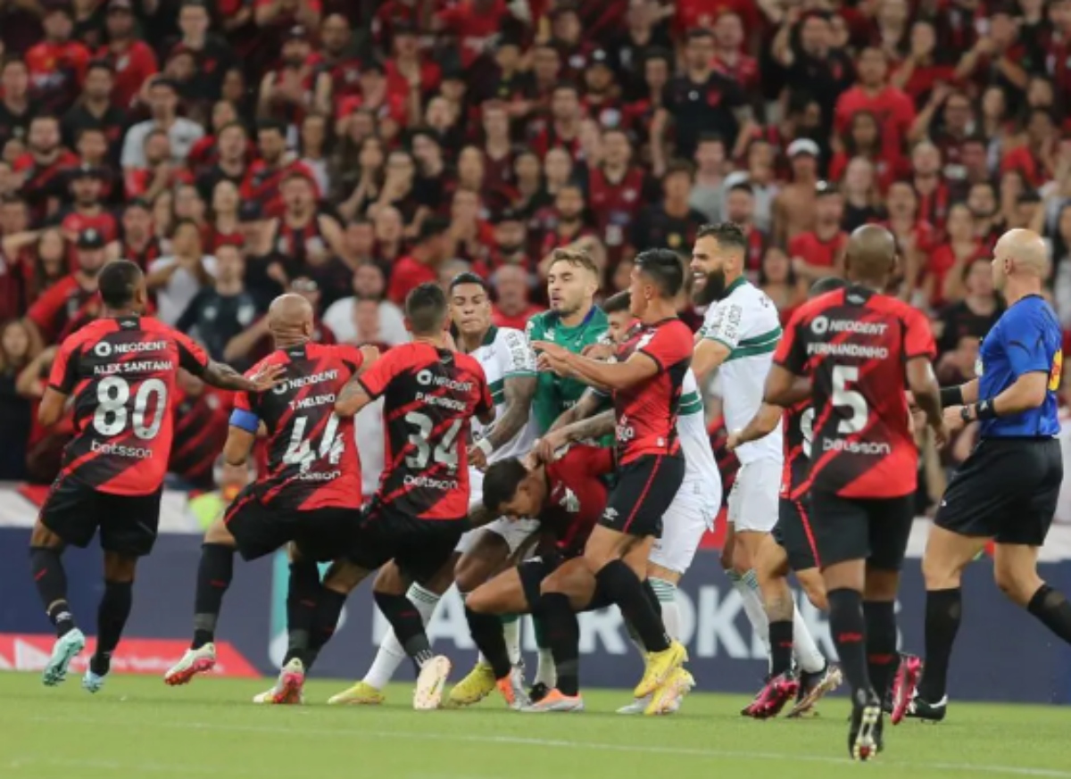  Atletiba resulta em quase 10 jogadores na delegacia 