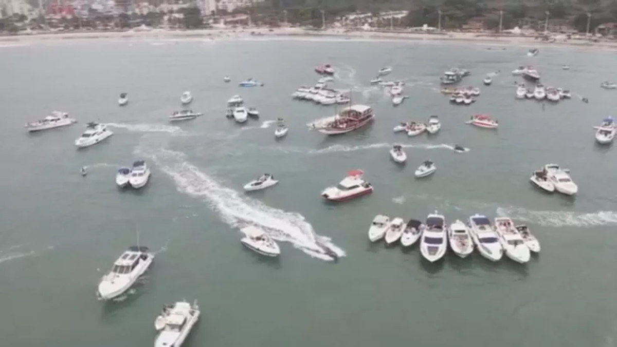  Barcos alegóricos: Cidade do Paraná promove festa no mar pós carnaval 