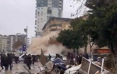  Novo terremoto atinge a Turquia duas semanas após tremor que matou 41 mil 