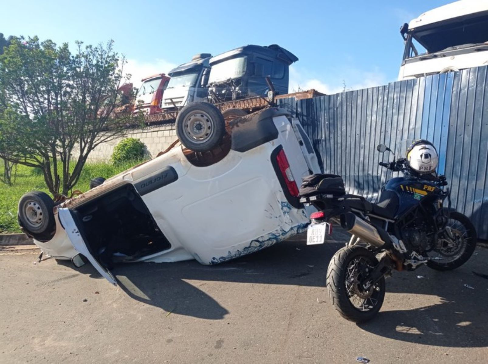  Adolescente capota carro roubado 