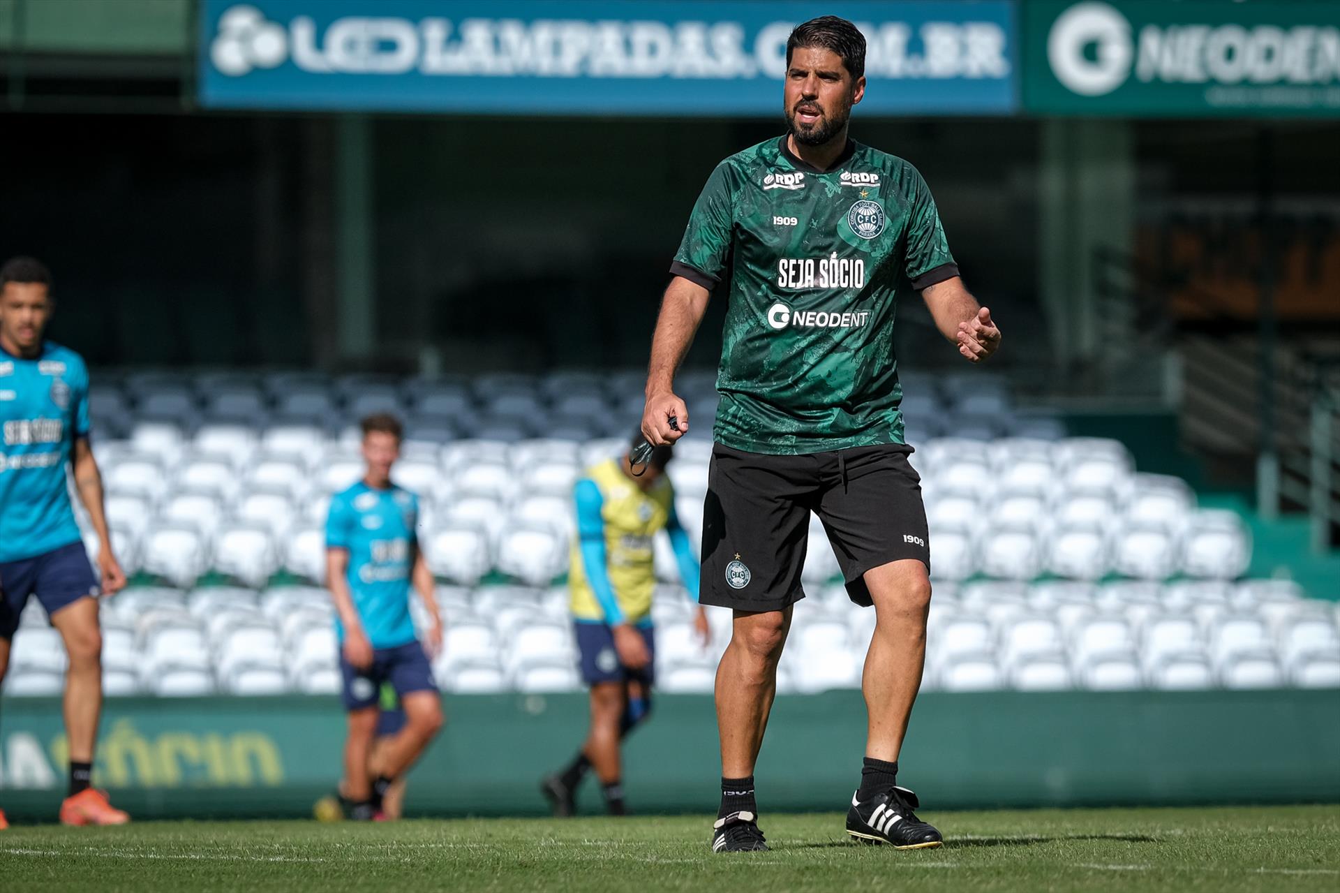  António Oliveira, técnico do Coritiba 