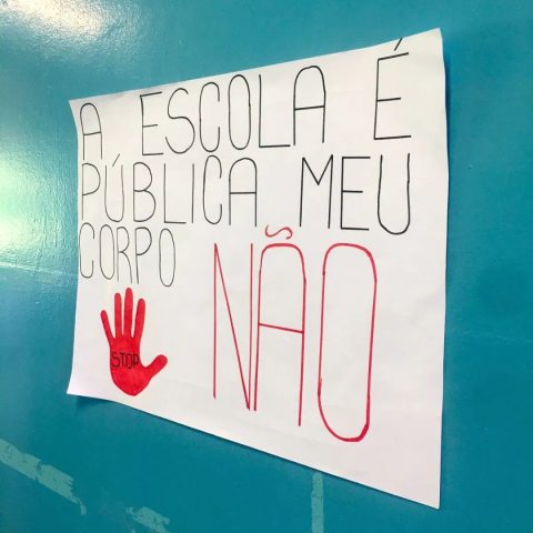 Alunos do Colégio Estadual Antônio Lacerda Braga espalharam cartazes pela escola e foram estudar sem uniforme escolar nesta sexta-feira (31). (Foto: Reprodução / Instagram / @2e.cealb)