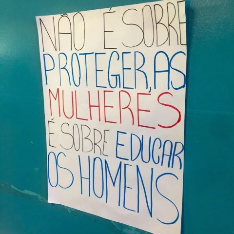 Alunos do Colégio Estadual Antônio Lacerda Braga espalharam cartazes pela escola e foram estudar sem uniforme escolar nesta sexta-feira (31). (Foto: Reprodução / Instagram / @2e.cealb)