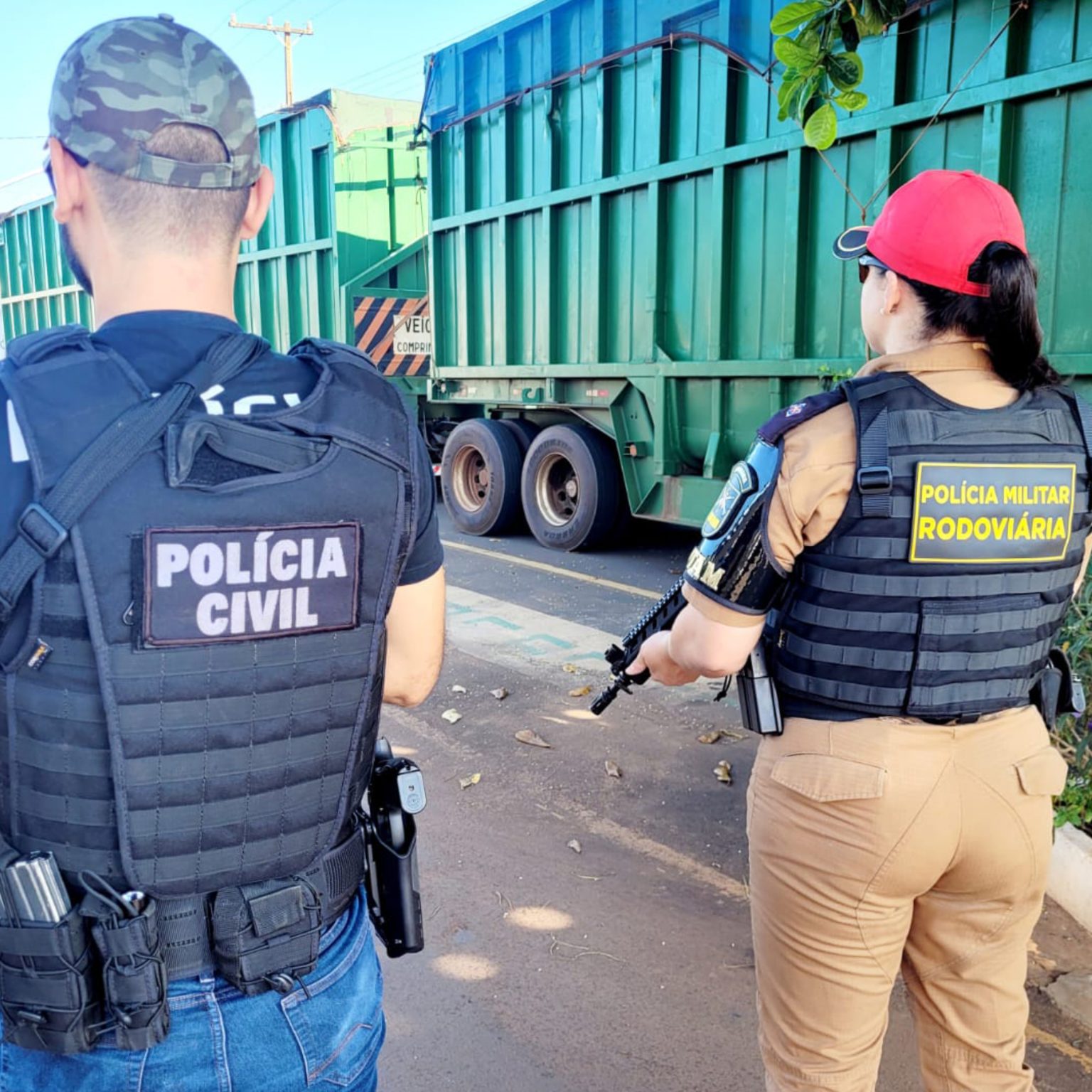  Cigarros estavam em um caminhão bitrem, debaixo de uma carga de cana de açúcar. (Foto: Sesp/PR) 