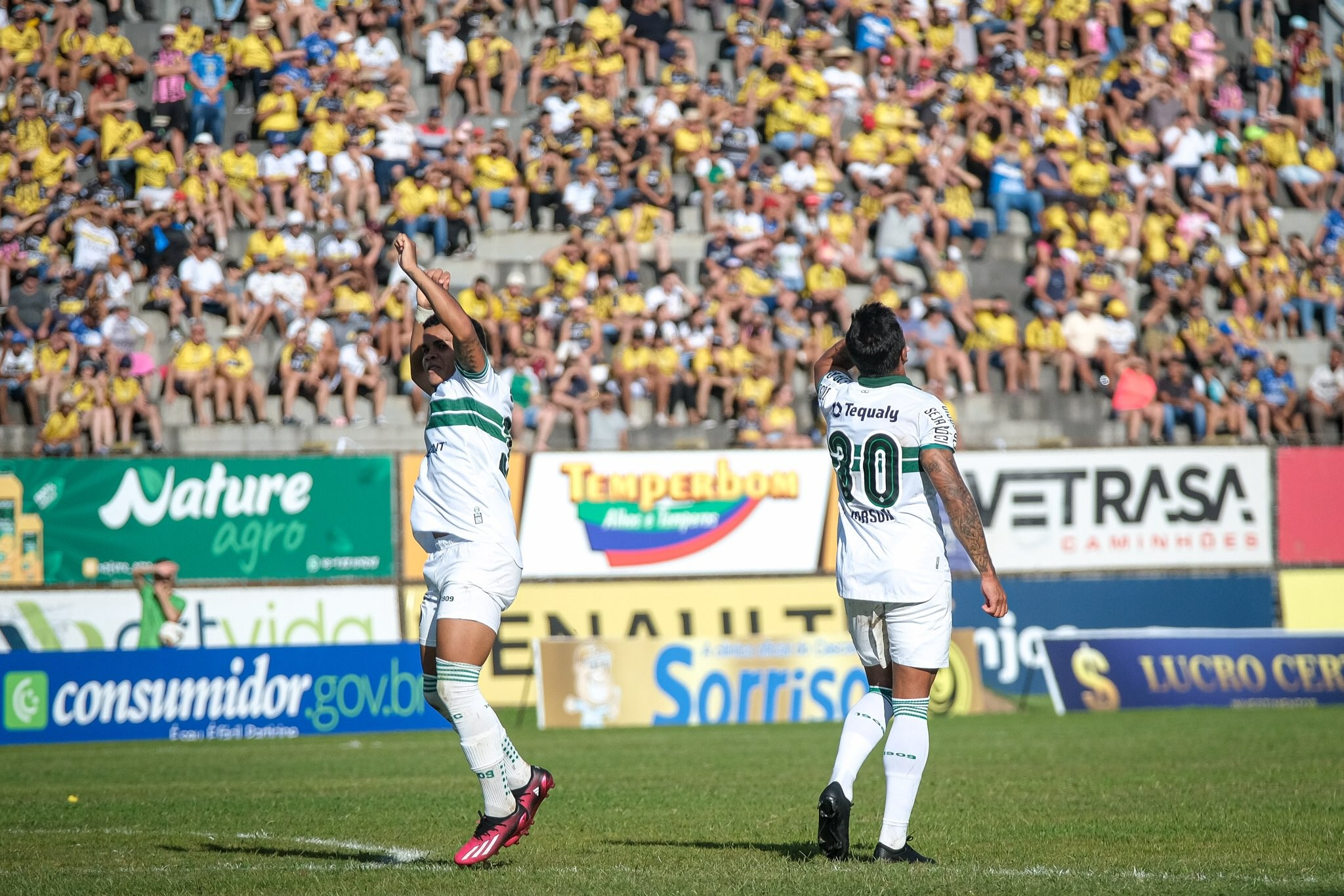  Robson comemora gol em FC Cascavel x Coritiba 