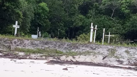 cemitério na Ilha do Mel sendo 