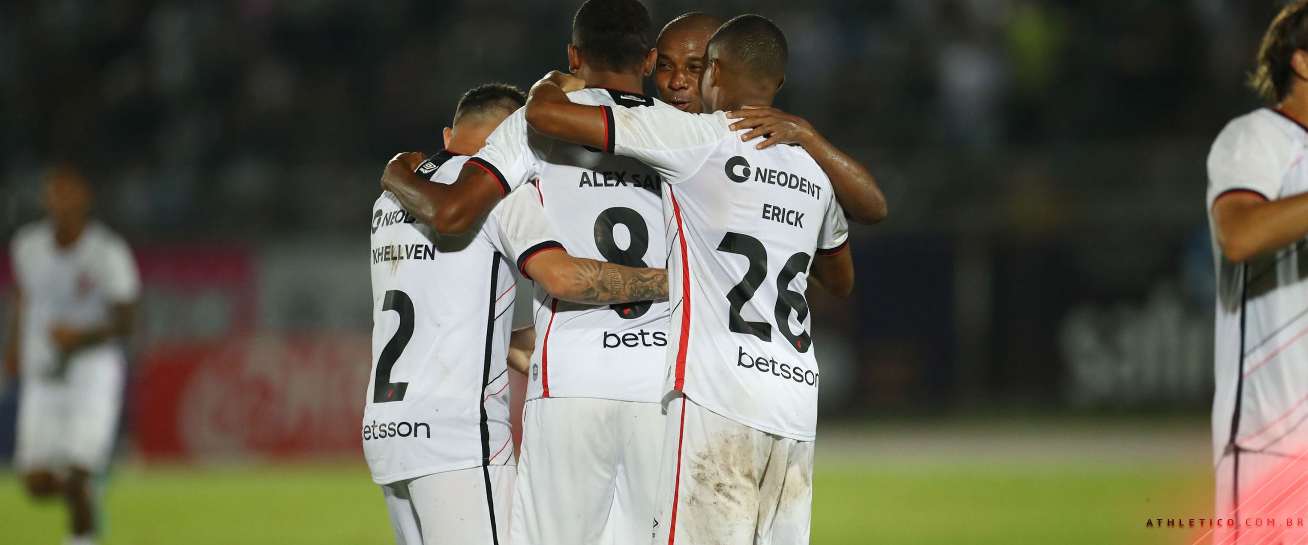  Jogadores do Athletico comemoram gol contra o Maringá 