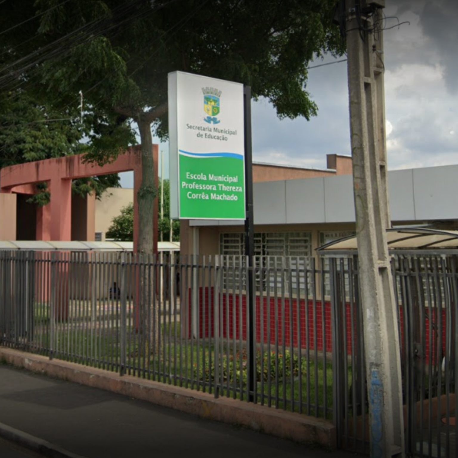  Três homens armados invadiram a Escola Municipal Professora Thereza Corrêa Machado e levaram dinheiro e celulares dos funcionários. (Foto: Reprodução / Google Street View) 