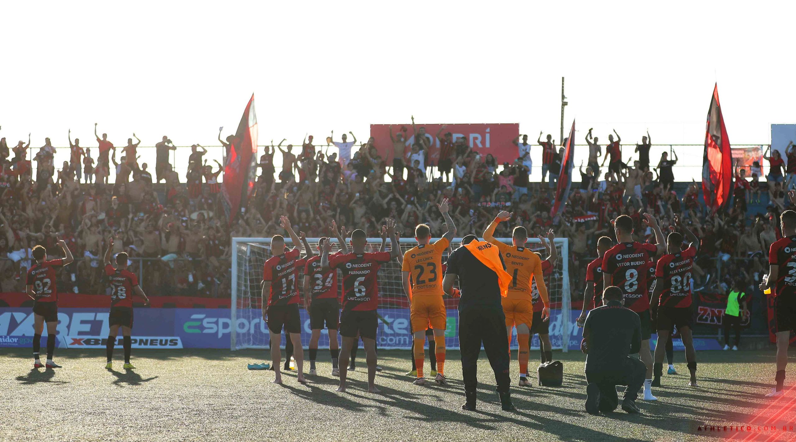  Jogadores do Athletico comemoram vitória sobre o São Joseense na primeira fase 