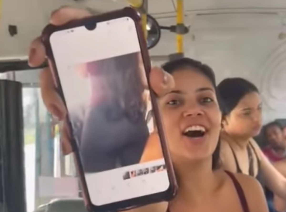 VÍDEO: Homem filma bunda de mulher em ônibus e vítima flagra a ação - RIC  Mais