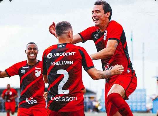  Jogadores do Athletico comemoram gol contra o São Joseense 