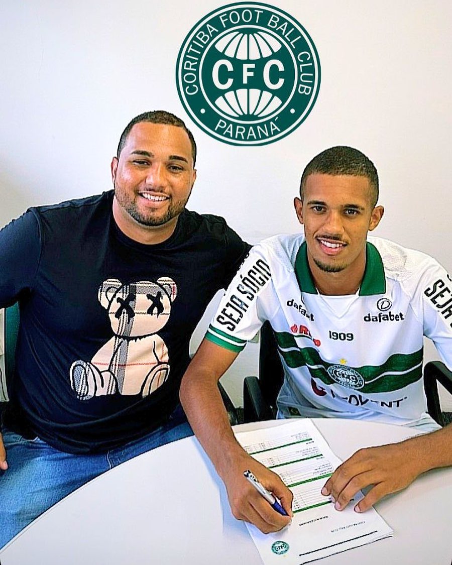  Kauê assina contrato com o Coritiba 