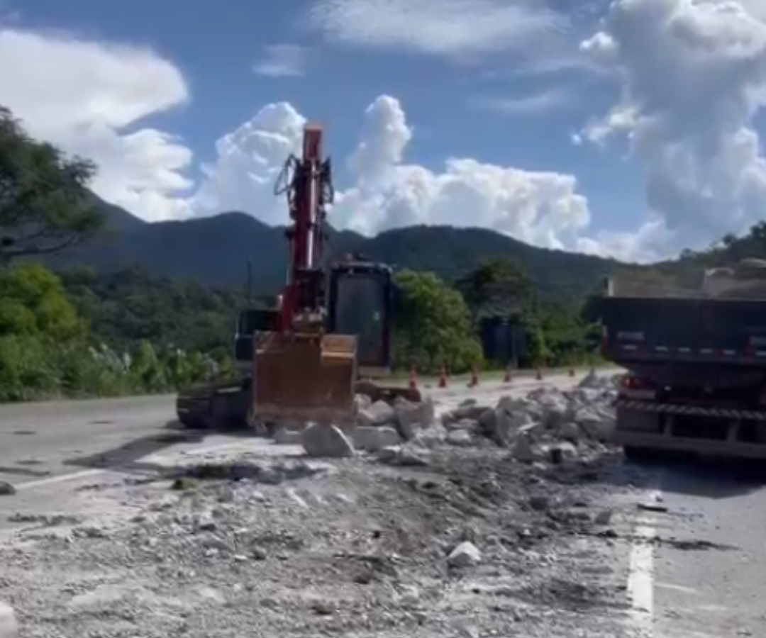  VÍDEOS: Após interdição total da BR-277, obras começam para construção de desvio 