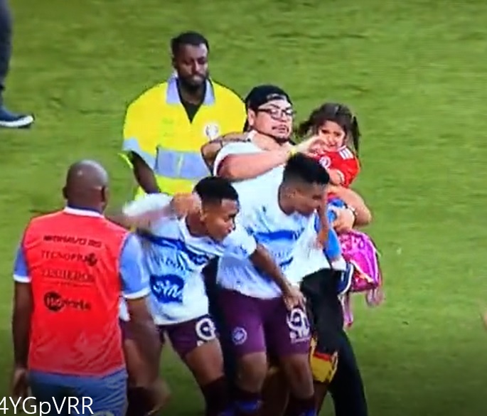 Torcedor invade campo com criança no colo para agredir jogador no  Campeonato Gaúcho