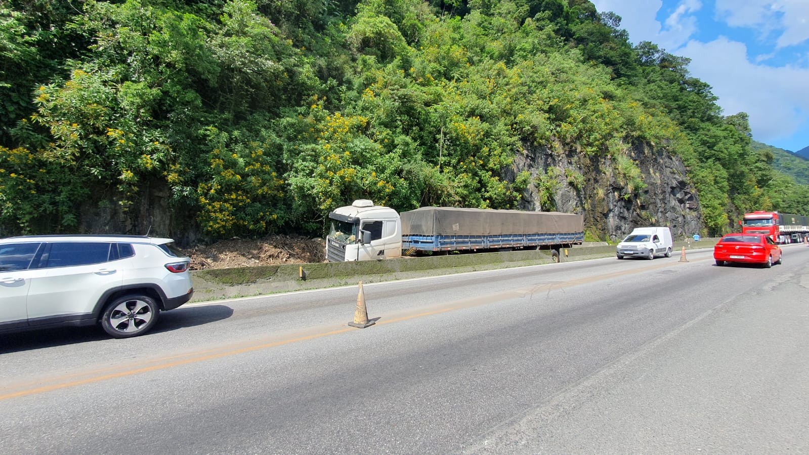  caminhão canteiro br-277 