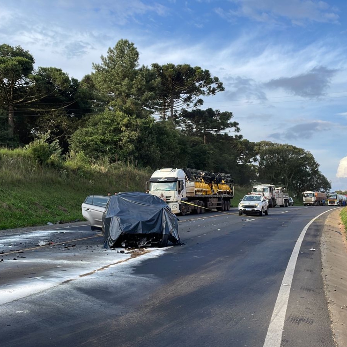 Motorista perde controle do carro e cai sobre outro na BR-277, uma pessoa  morreu