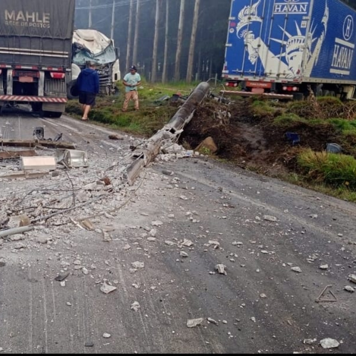  Acidente com três caminhões na praça de pedágio desativa de Witmarsum, na BR-376 