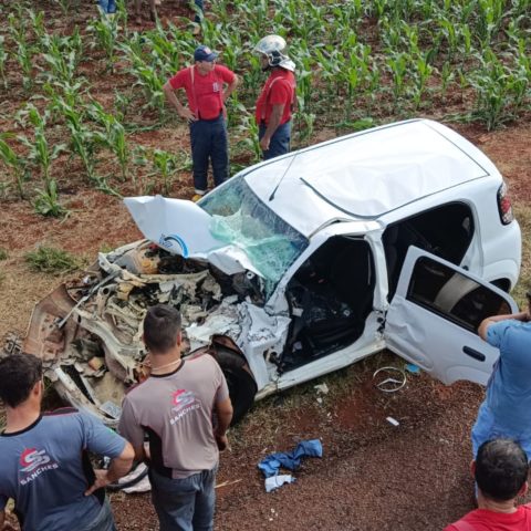 acidente entre caminhão e Uno na PR-239