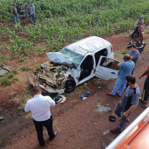 acidente entre caminhão e Uno na PR-239