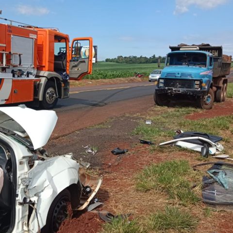 acidente entre caminhão e Uno na PR-239